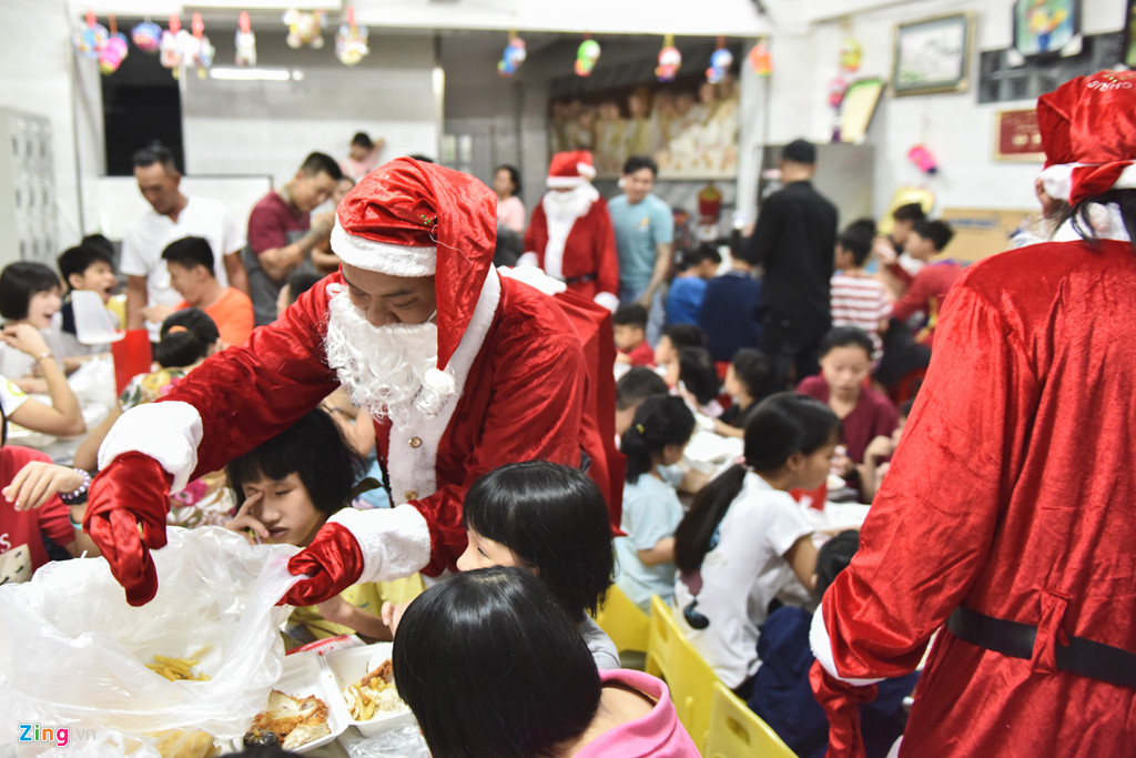 ong gia noel xam tro day minh di phat qua dem giang sinh