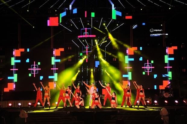 le hoi dem nguoc countdown party da nang 2019 duoc to chuc duoi troi mua to gia ret