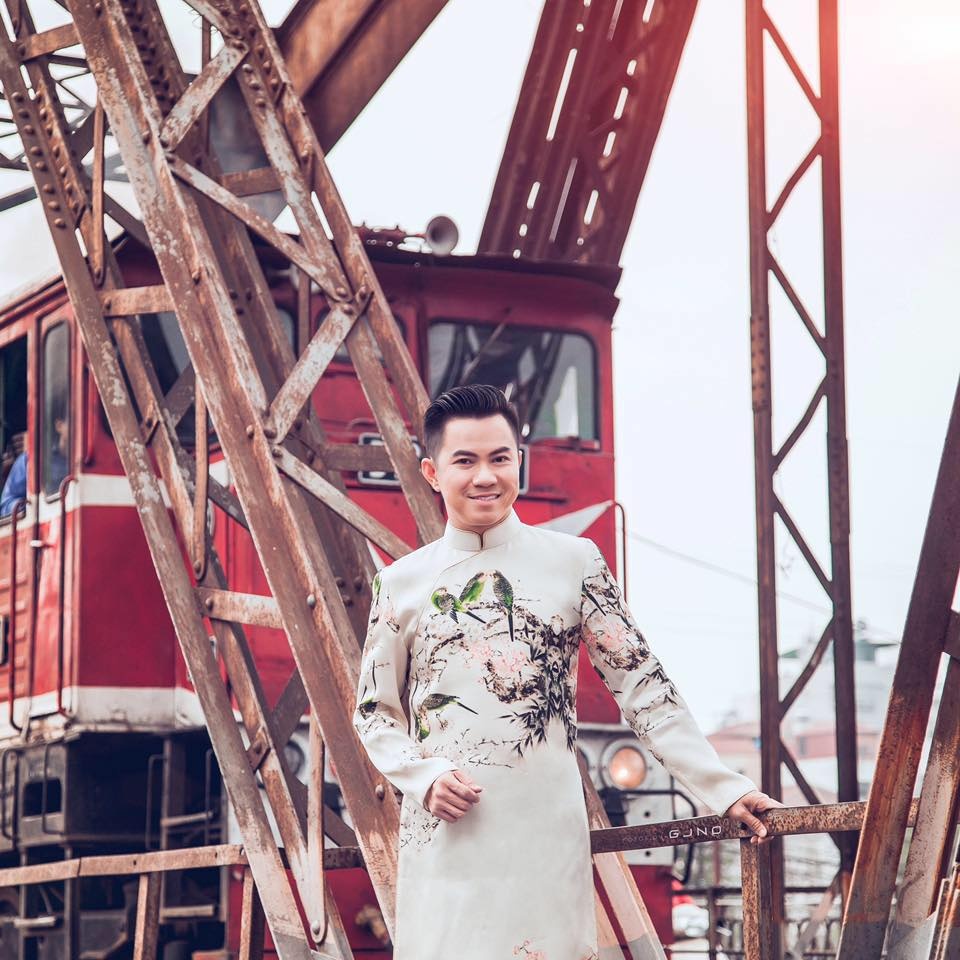 ca si quoc dai thu toi ki voi co hong chinh la ruou