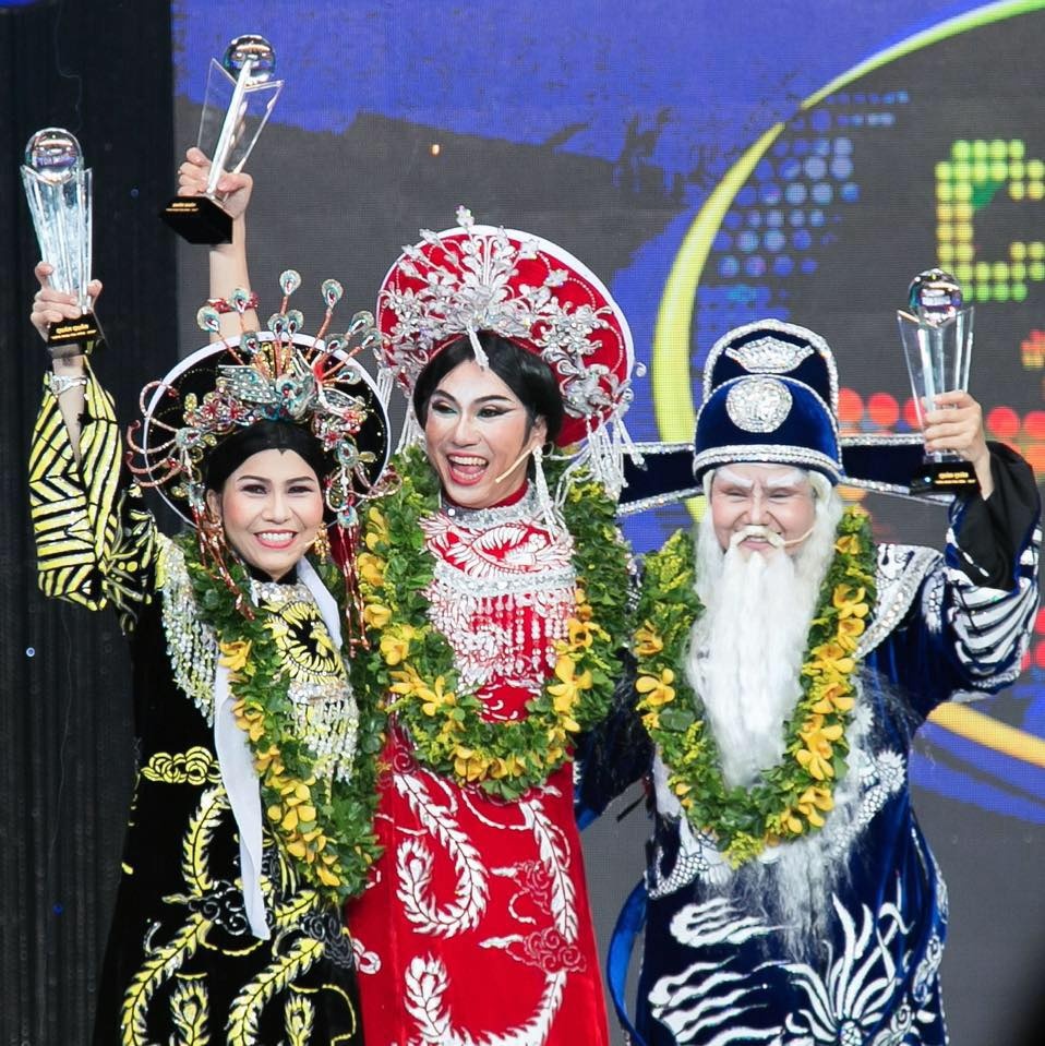 ca si quoc dai thu toi ki voi co hong chinh la ruou
