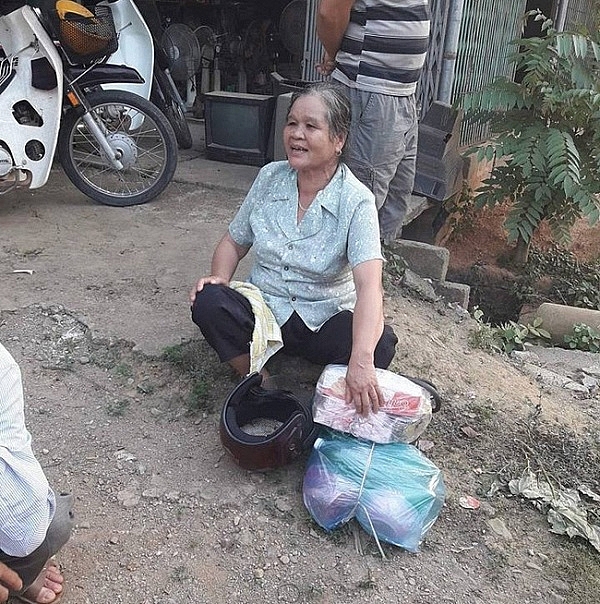 dan mang phat sot voi ong chu danh roi vo giua duong
