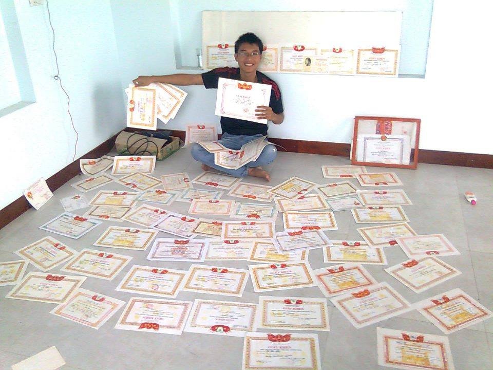 chang trai 9x bi dang mang lung suc bo suu tap giay khen khung