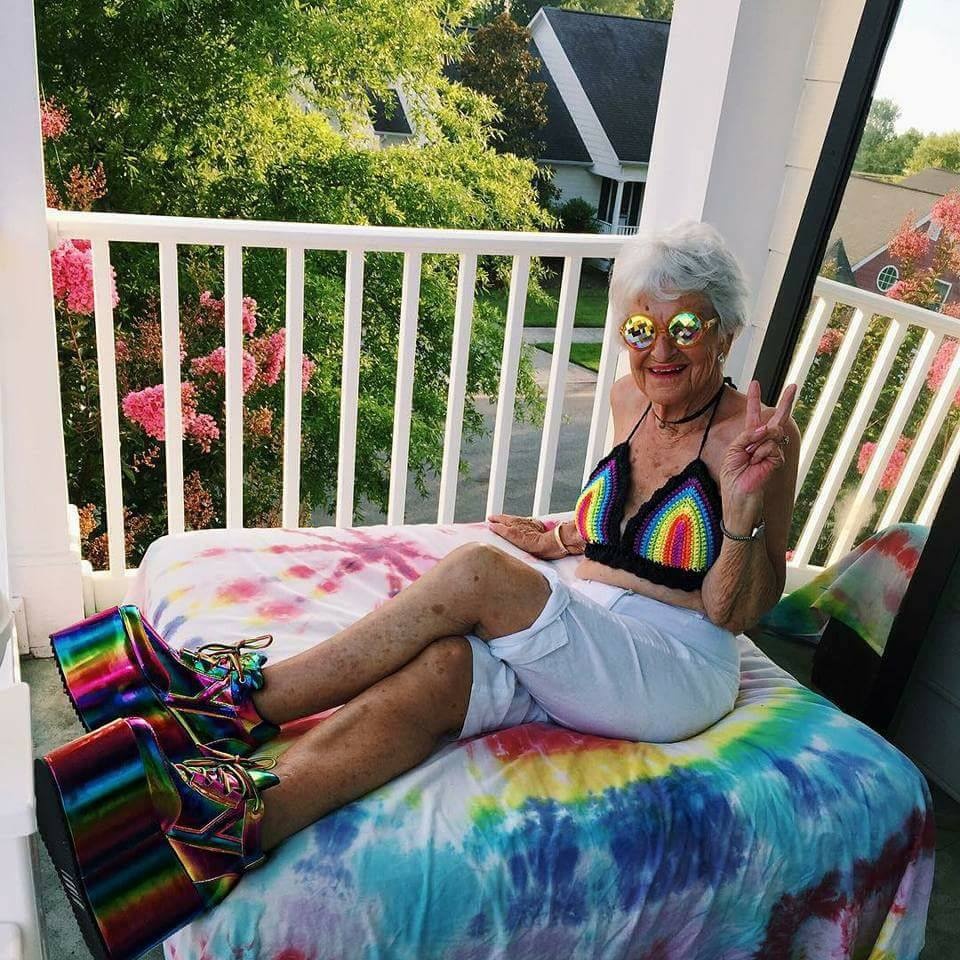 Cụ bà 90 tuổi có phong cách thời trang 'đình đám' gây 'bão' mạng cu ba 90 tuoi co phong cach thoi trang dinh dam gay bao mang