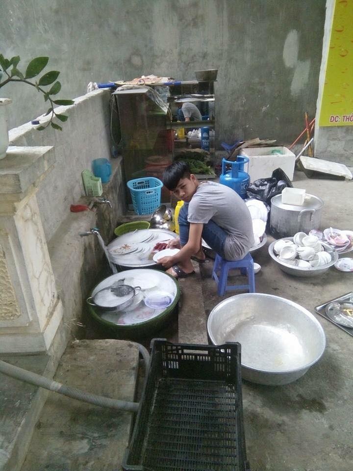 mot minh rua 6 mam bat cau be nay khien dan mang phat sot