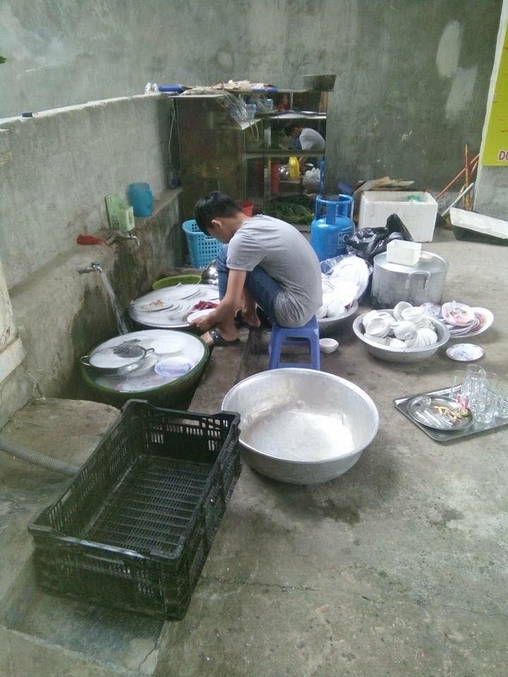 mot minh rua 6 mam bat cau be nay khien dan mang phat sot