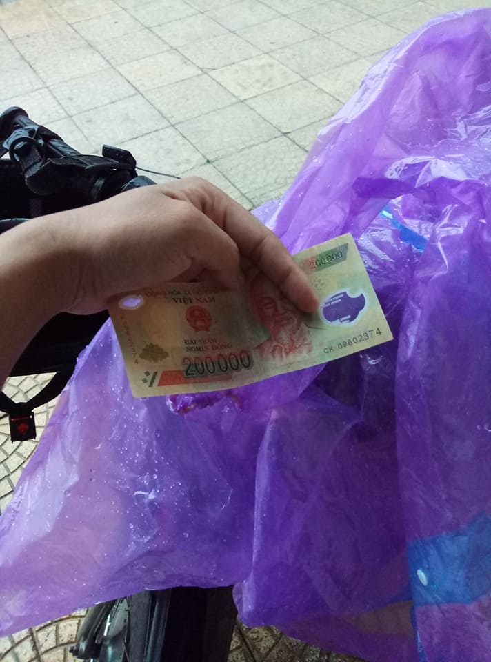 cau chuyen cua vi khach voi chang trai grabbike trong ngay mua gay bao