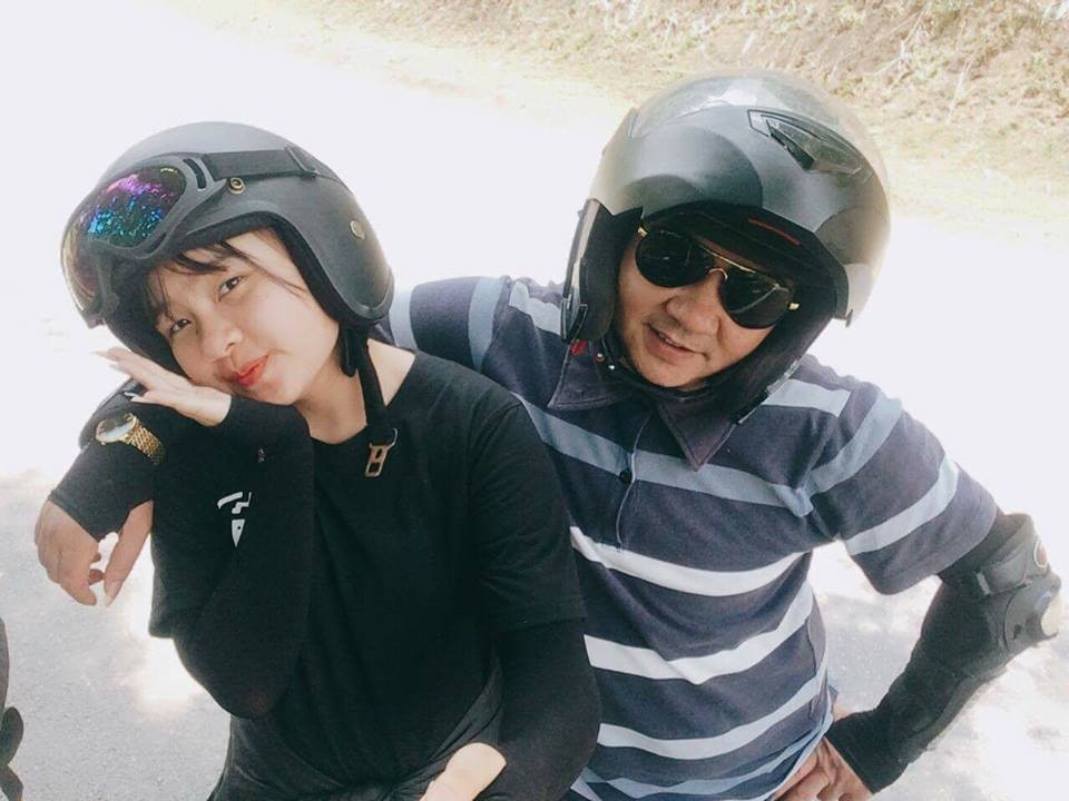 chan dung ong bo cua nam cung con gai di du lich gay bao mang
