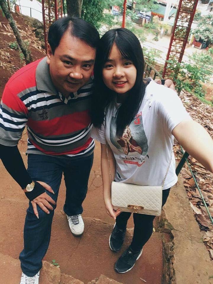 chan dung ong bo cua nam cung con gai di du lich gay bao mang