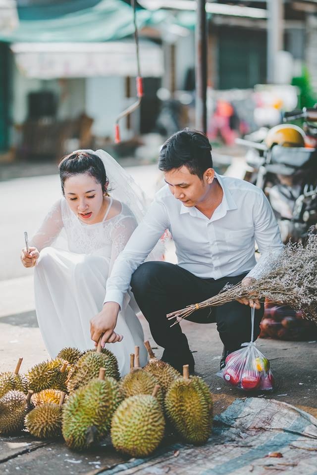 Không cầu kỳ, hoa mỹ, bộ ảnh cưới giản dị của cặp đôi chú rể - cô dâu này vẫn đủ sức thu hút khong cau ky hoa my bo anh cuoi gian di cua cap doi chu re co dau nay van du suc thu hut