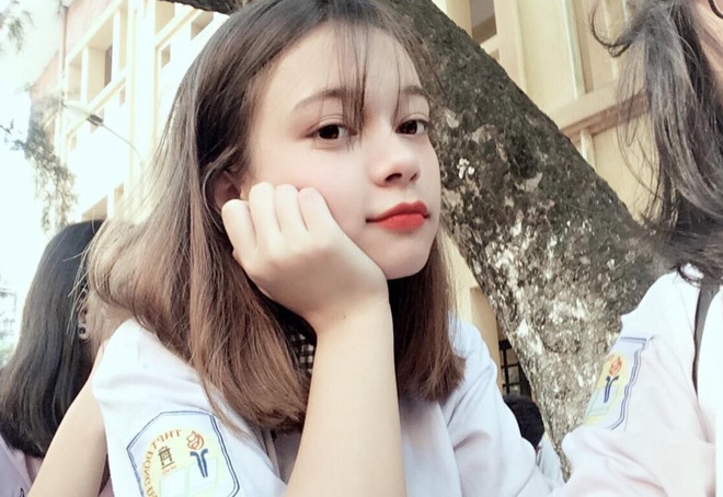 ngan ngo truoc nhan sac xinh dep cua bong hong lai tuoi 17