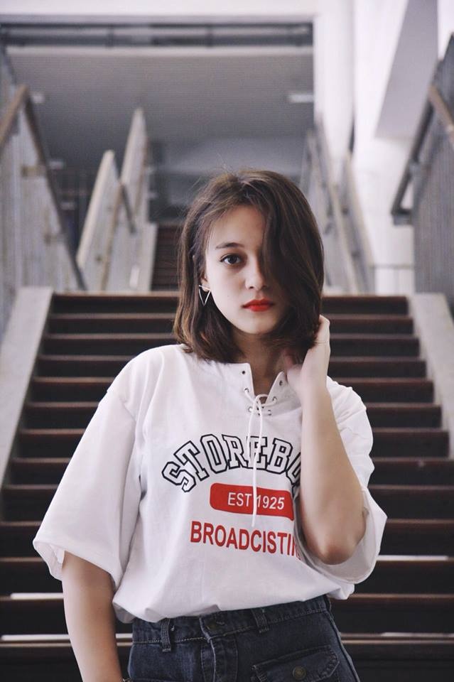 ngan ngo truoc nhan sac xinh dep cua bong hong lai tuoi 17