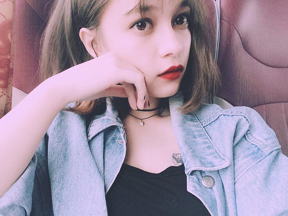 ngan ngo truoc nhan sac xinh dep cua bong hong lai tuoi 17