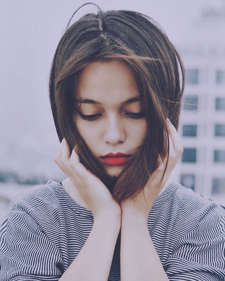 ngan ngo truoc nhan sac xinh dep cua bong hong lai tuoi 17