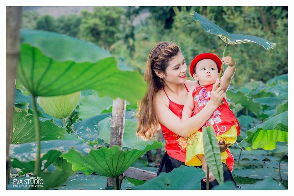 bieu cam dang yeu cua em be ben ho sen khien hoi ba me bim sua phat sot