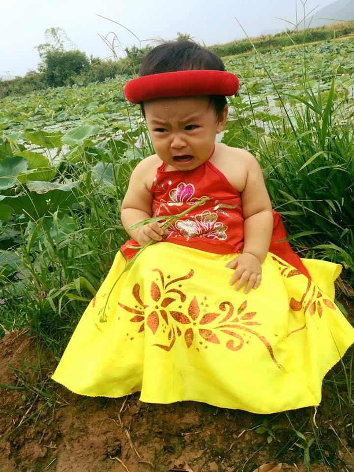 bieu cam dang yeu cua em be ben ho sen khien hoi ba me bim sua phat sot