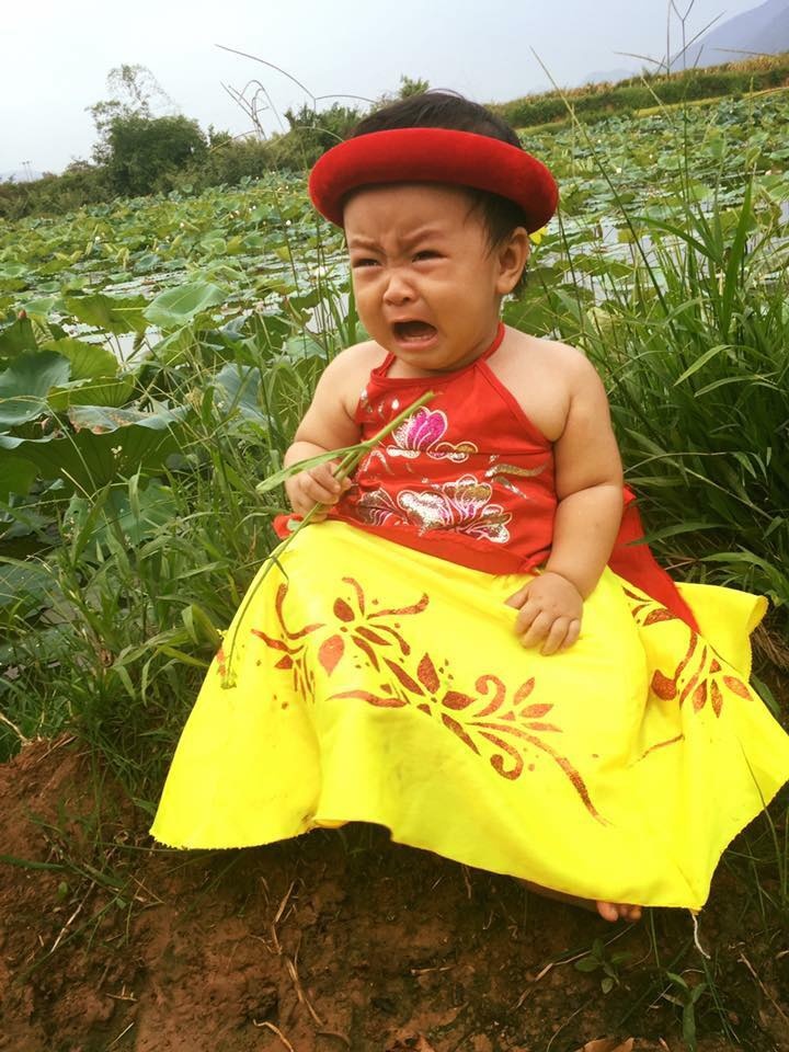 bieu cam dang yeu cua em be ben ho sen khien hoi ba me bim sua phat sot