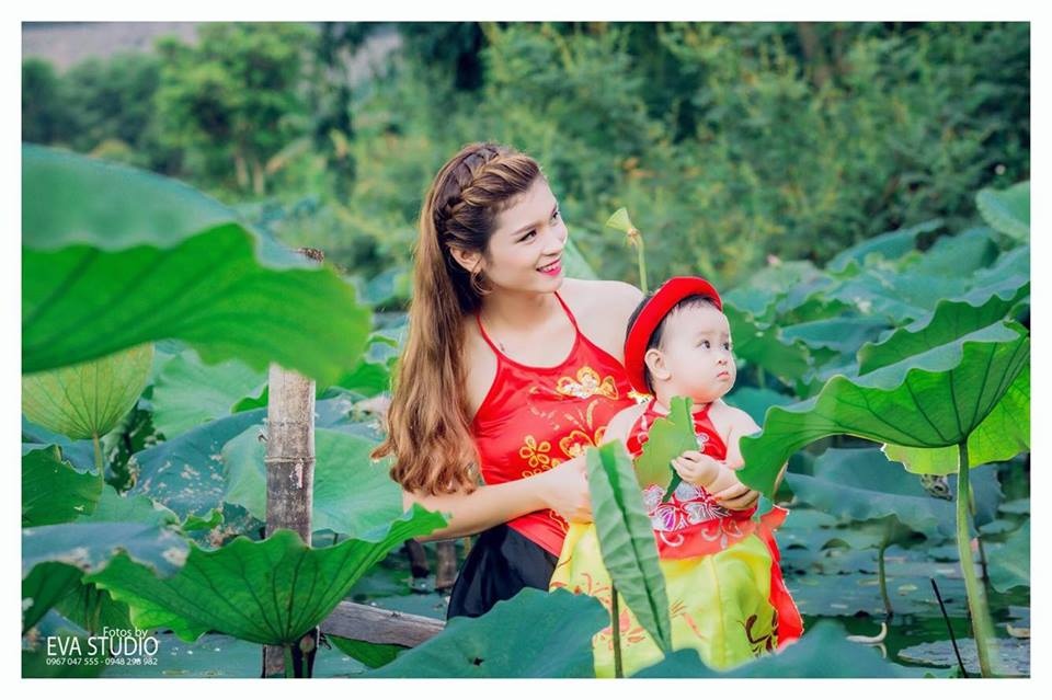 bieu cam dang yeu cua em be ben ho sen khien hoi ba me bim sua phat sot