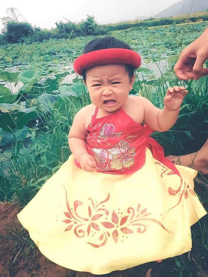bieu cam dang yeu cua em be ben ho sen khien hoi ba me bim sua phat sot