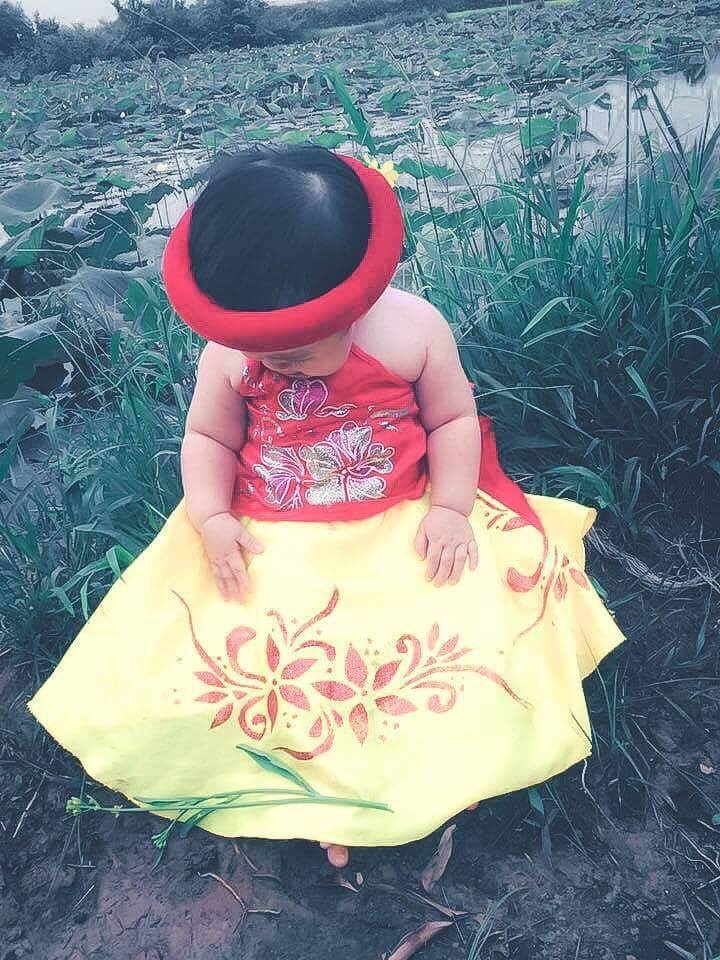 bieu cam dang yeu cua em be ben ho sen khien hoi ba me bim sua phat sot