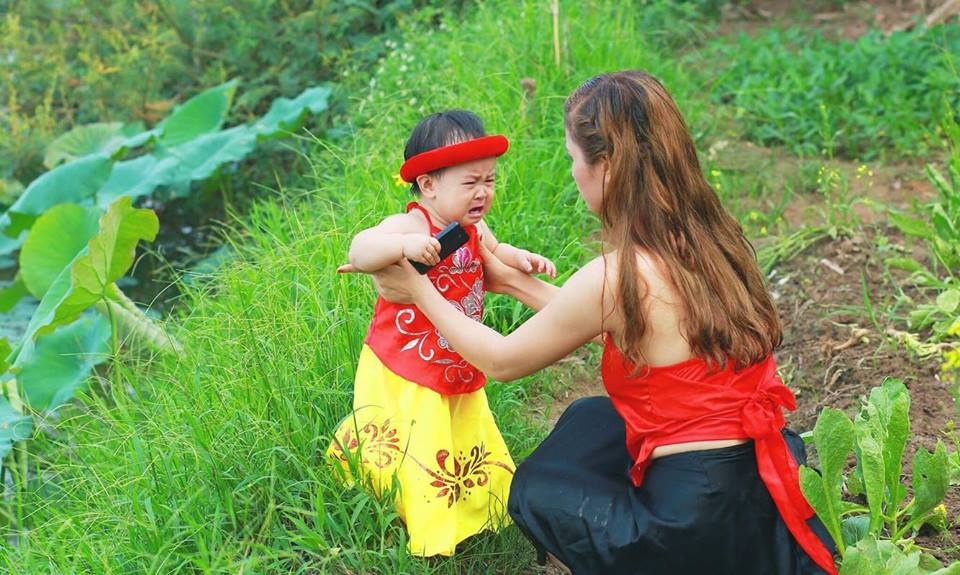 bieu cam dang yeu cua em be ben ho sen khien hoi ba me bim sua phat sot