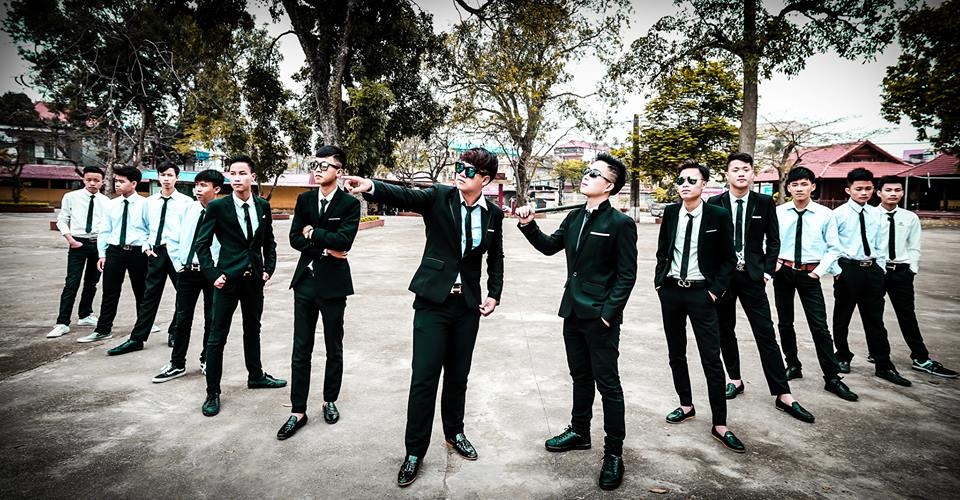Sốt ruột chờ điểm thi, teen 99er đem ảnh kỉ yếu ra ngắm sot ruot cho diem thi teen 99 ers dem anh ki yeu ra ngam