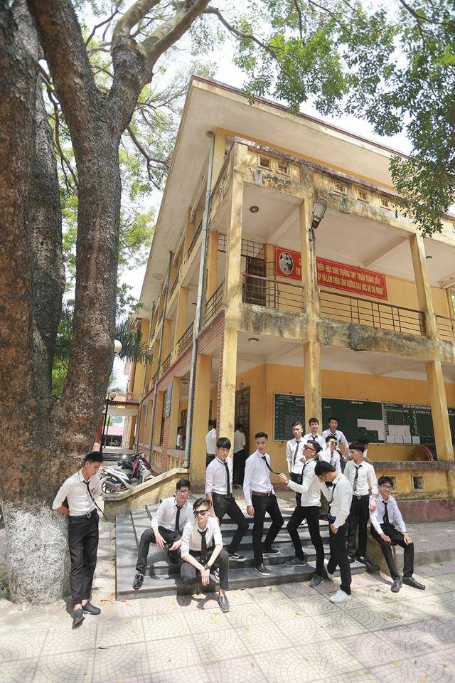 Sốt ruột chờ điểm thi, teen 99er đem ảnh kỉ yếu ra ngắm sot ruot cho diem thi teen 99 ers dem anh ki yeu ra ngam