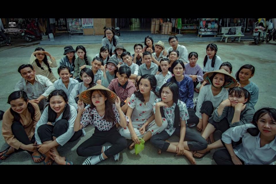 Sốt ruột chờ điểm thi, teen 99er đem ảnh kỉ yếu ra ngắm sot ruot cho diem thi teen 99 ers dem anh ki yeu ra ngam