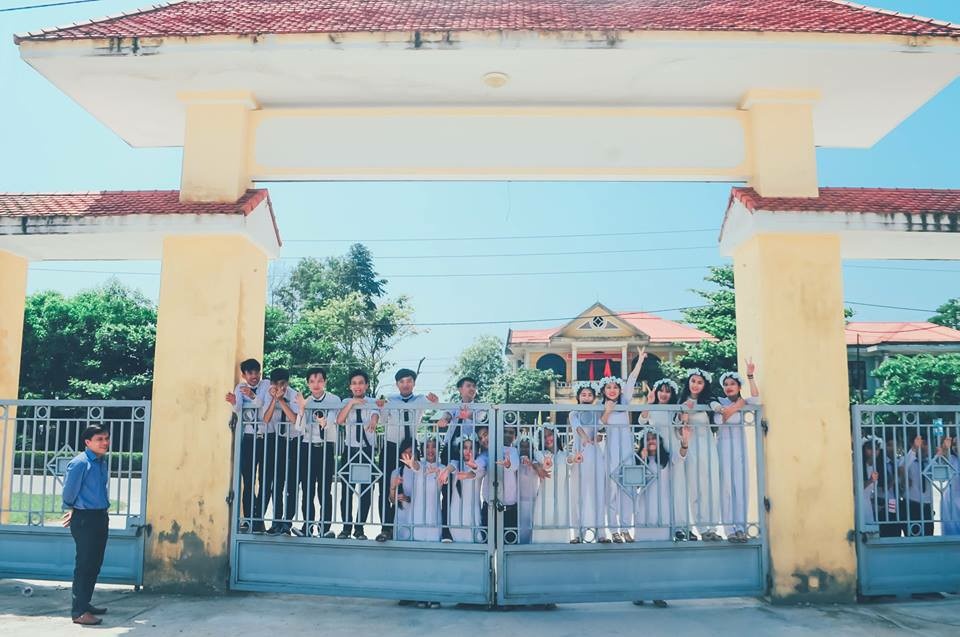 Sốt ruột chờ điểm thi, teen 99er đem ảnh kỉ yếu ra ngắm sot ruot cho diem thi teen 99 ers dem anh ki yeu ra ngam