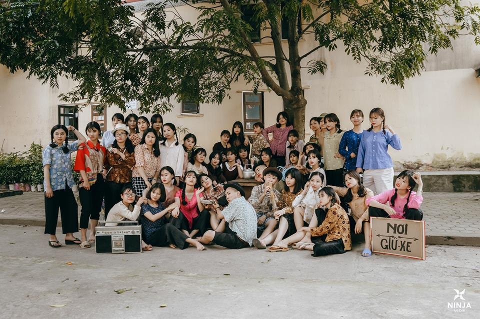 Sốt ruột chờ điểm thi, teen 99er đem ảnh kỉ yếu ra ngắm sot ruot cho diem thi teen 99 ers dem anh ki yeu ra ngam