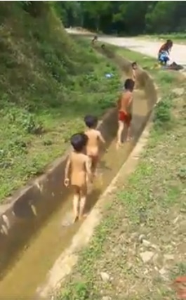 dan mang thich thu voi cong vien nuoc cua tre em vung cao