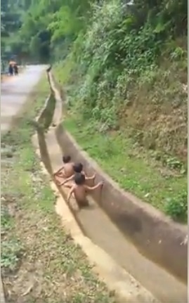 dan mang thich thu voi cong vien nuoc cua tre em vung cao