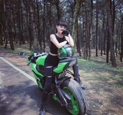 chan dung nu biker 9x xinh dep dam me xe phan khoi lon