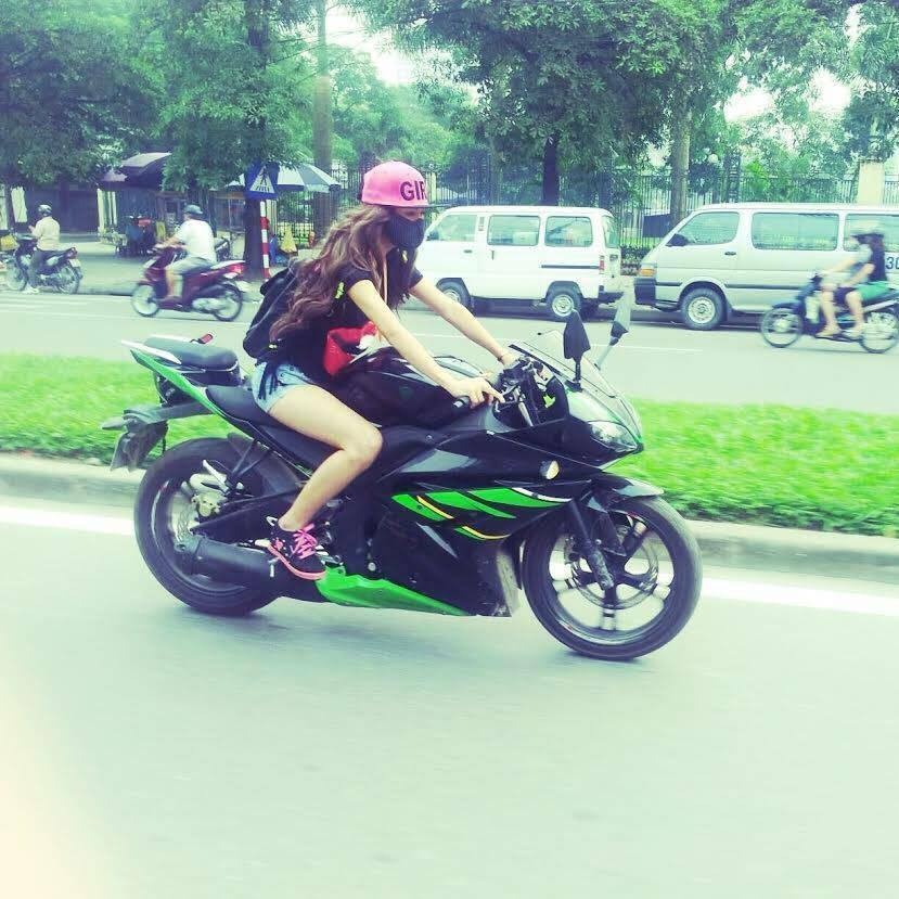 chan dung nu biker 9x xinh dep dam me xe phan khoi lon