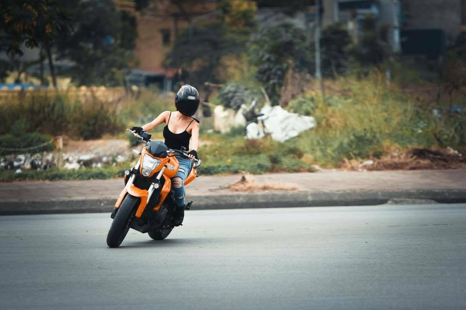 chan dung nu biker 9x xinh dep dam me xe phan khoi lon