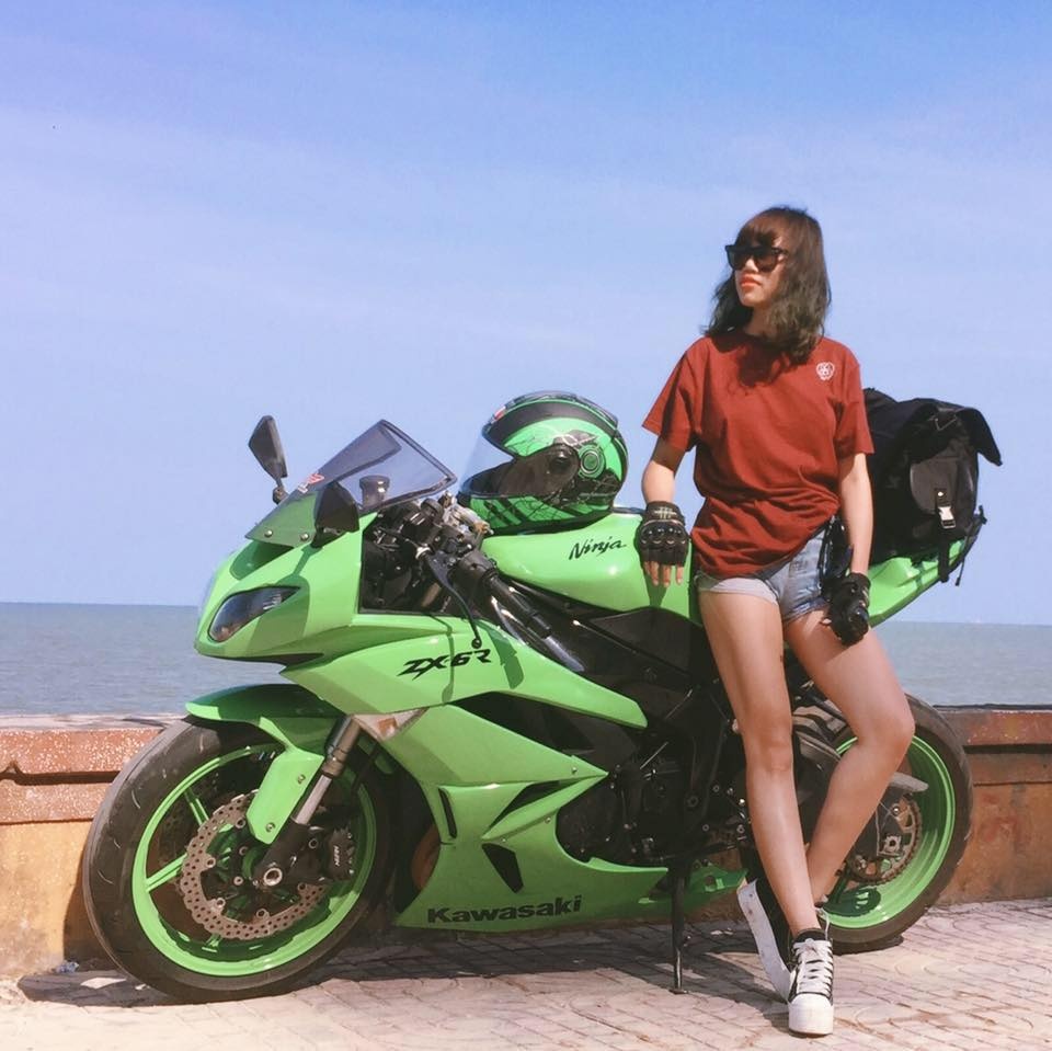 chan dung nu biker 9x xinh dep dam me xe phan khoi lon