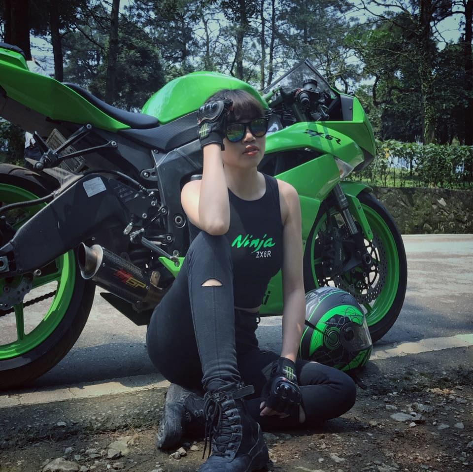 chan dung nu biker 9x xinh dep dam me xe phan khoi lon