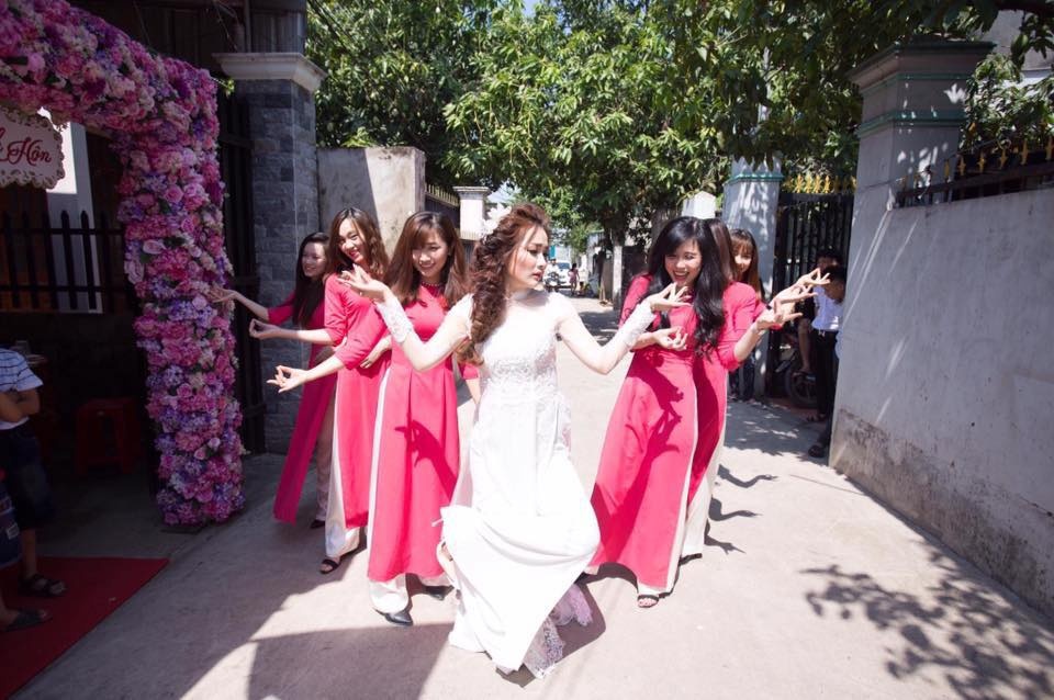 Bộ ảnh 'Khi đám cưới có bạn thân bê tráp' khiến dân mạng thích thú bo anh khi dam cuoi co ban than be trap khien dan mang thich thu
