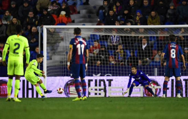 vang lionel messi barca nhan that bai o cup nha vua