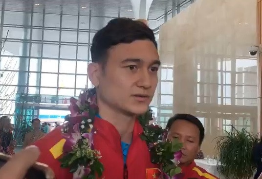 truc tiep le don doi tuyen viet nam chao nhung nguoi hung tro ve que huong
