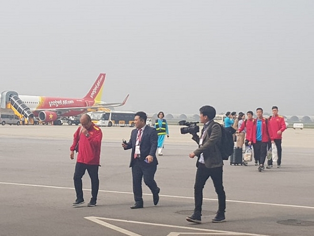 truc tiep le don doi tuyen viet nam chao nhung nguoi hung tro ve que huong