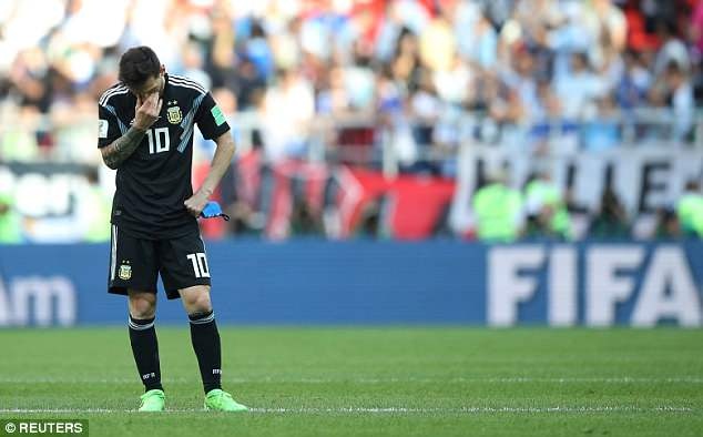 messi toi tuc gian va dau buon vi sut hong penalty