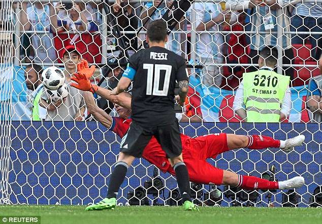 tai sao lionel messi sut truot penalty