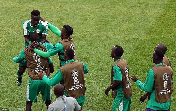 senegal ha ba lan 2 1 chau phi gio moi len tieng