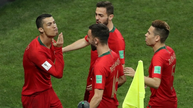 goc nhin ronaldo dang danh thuc quai vat messi