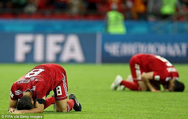 nhat ky world cup 2018 vong 2 bang b mohammadi muoi mat vi tro he suarez mat mat vi ky luc