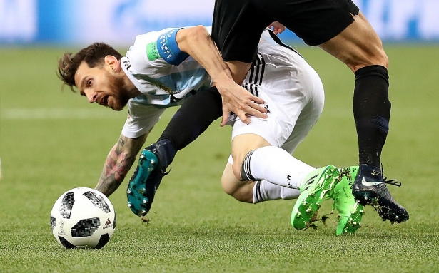 nhin ronaldo toa sang messi co muon choi bong cho bo dao nha