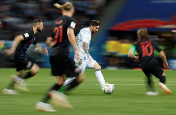 nhin ronaldo toa sang messi co muon choi bong cho bo dao nha