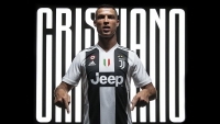 ronaldo bi in mat len giay ve sinh