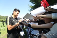 Son Heung-min thu hút hàng nghìn fan nữ trong buổi tập của ĐT Hàn Quốc