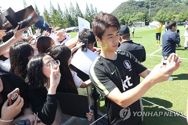 son heung min thu hut hang nghin fan nu trong buoi tap cua dt han quoc